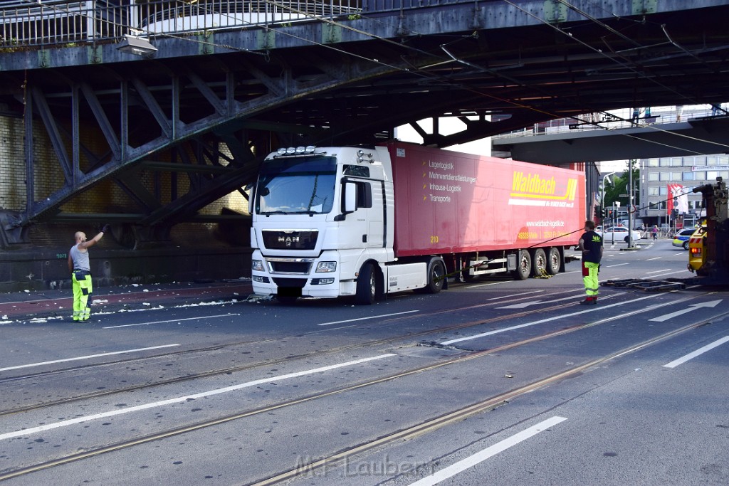 LKW blieb unter Bruecke haengen Koeln Deutz Opladenerstr Deutz Muelheimerstr P083.JPG - Miklos Laubert